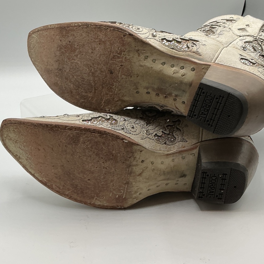 Corral women’s off white glitter inlay and crystal accents. - Picture 9 of 10